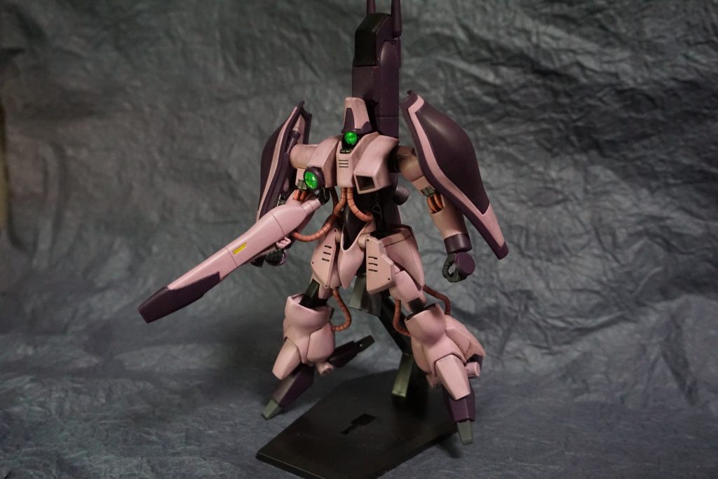 アクリジョンの吹き付け塗装練習用として製作しました。
せっかくなので令和慶祝カラーを使おうと思い、なにか良い素材はないかと考えたところ、ピンクとパープルを使うガザCが最適ということになりました。
主な使用色は
・アクリジョン令和慶祝カラー(梅)
・アクリジョン令和慶祝カラー(菫)
・アクリジョン ジャーマングレー(関節パーツなど)
になります。
実際のガザCのカラーとは大分違うものになりましたが、これはこれで良いかなと個人的に思っています。
このキットはABSのパーツが各所使われているのですが、水性エマルジョン塗料で下地を侵さないので何も気にすることなく塗装することができます。
アクリジョンは塗装にややコツがいりますが、塗膜も堅牢で発色も良いので色々と使い道がありそうです。