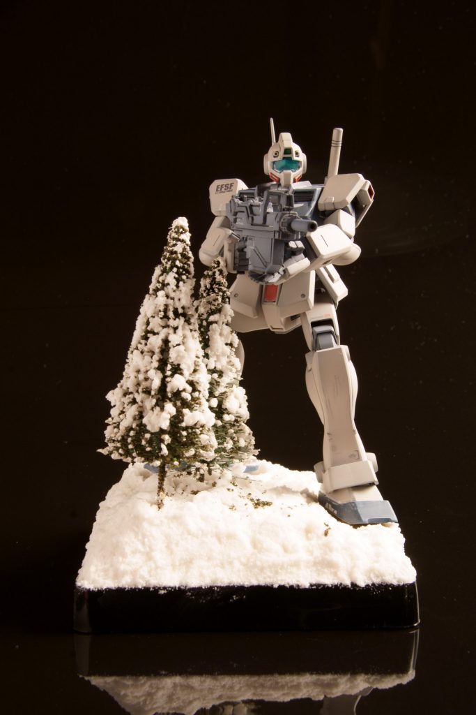 当初、ケースをかぶせて仕上がる予定でしたが、いいケースが見つからず・・・
それなら、と逆に台座からはみ出るように作ってみました。