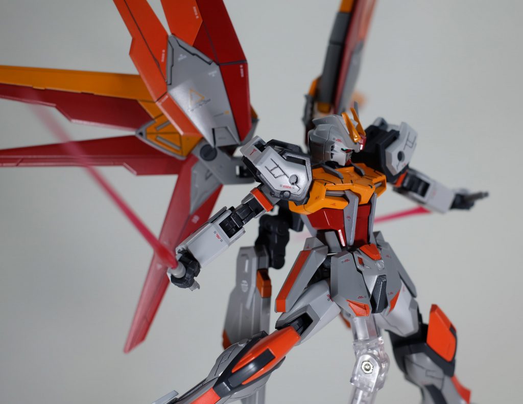 フリーダムと言えばビームサーベル。
レールガン上部にマウントされているのはフリーダムと同じ。