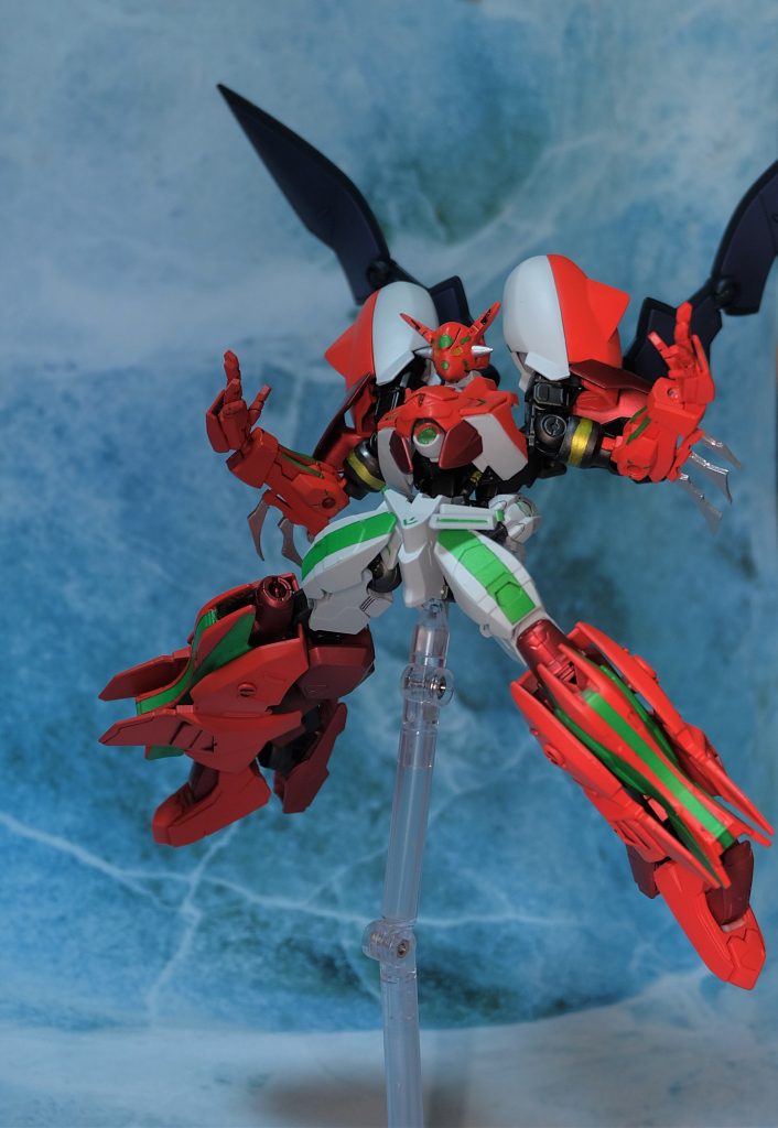 ゲッタービーム
腹部の射出口から放射されるゲッタービーム。
リアクターから出力されたゲッター線を直接敵機に叩きつける兵装。
ビーム兵器とは似て非なる性質を持つため、ナノラミネート装甲をも容易く溶断する。