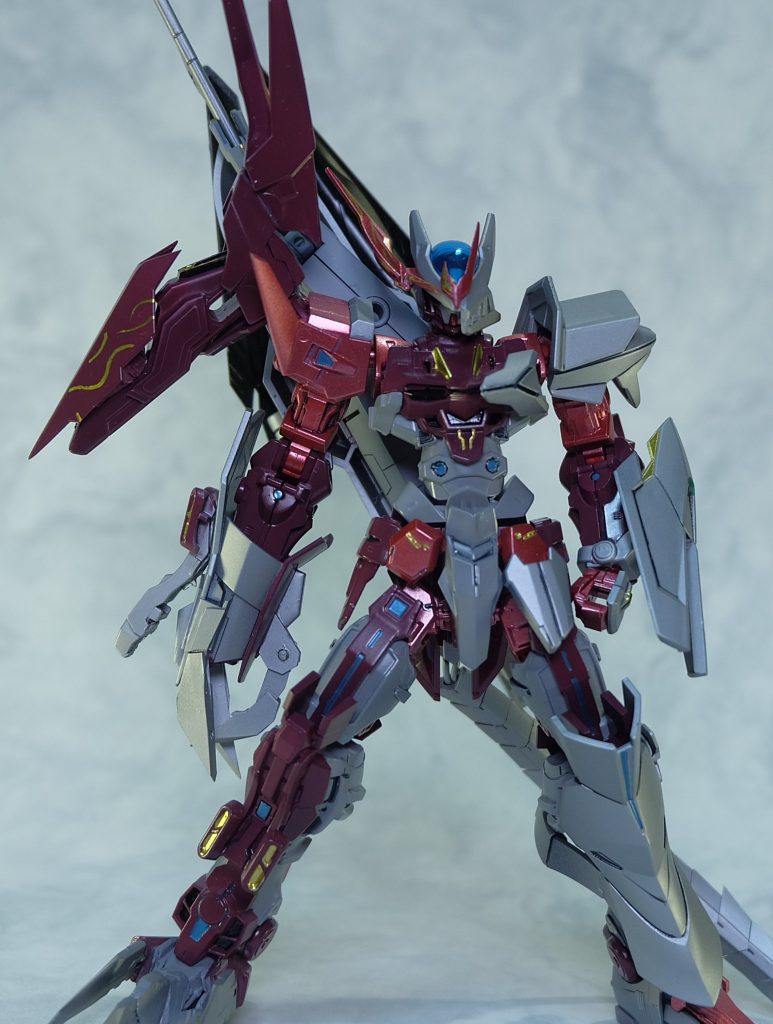 このショットだとイメージが付きやすいと思います。
右肩 鳥
右腕 肉食獣の顔
右足 爪
左側には騎士要素の強そうな鎧を。