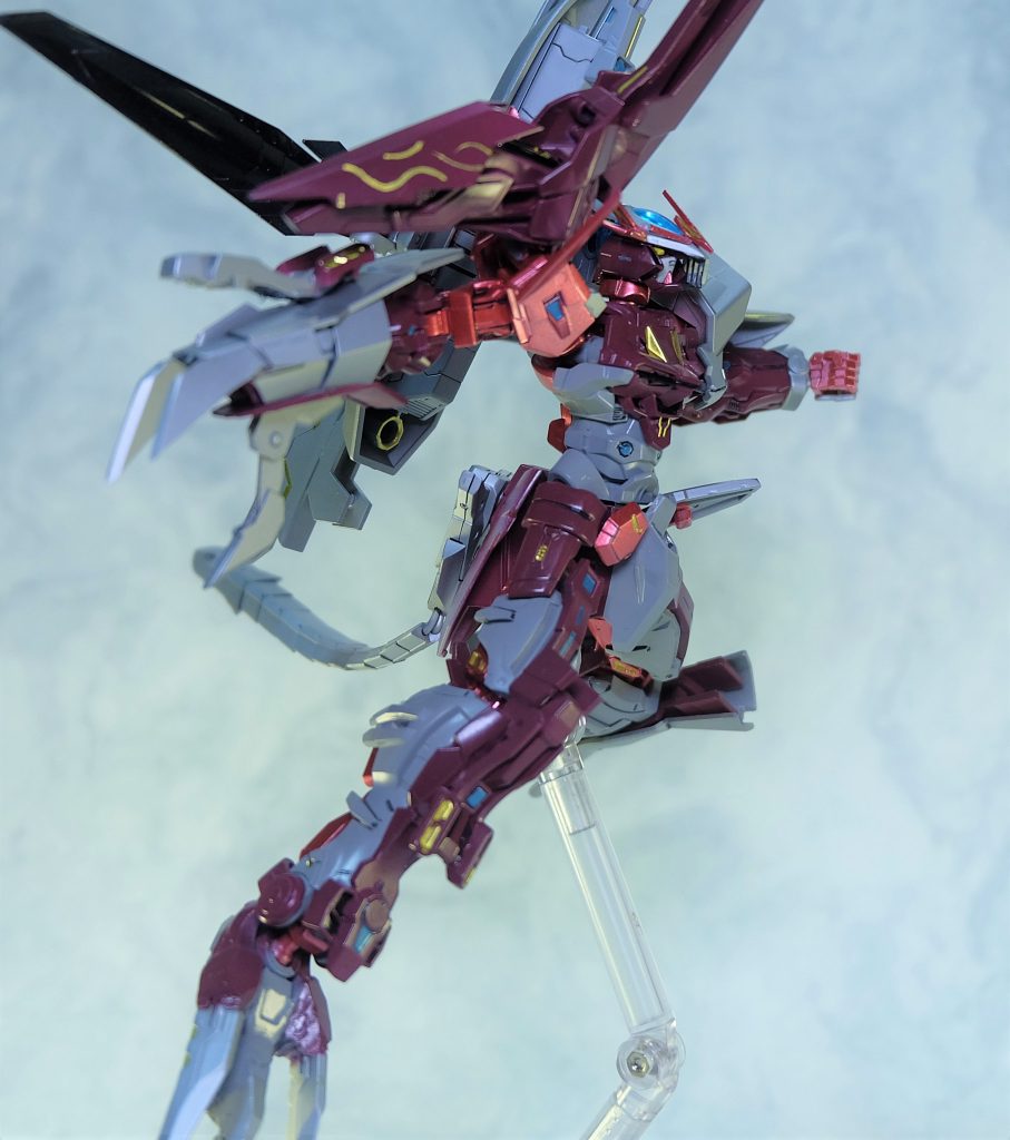 クローアームは展開し、近接戦闘では一撃必殺の武器となる