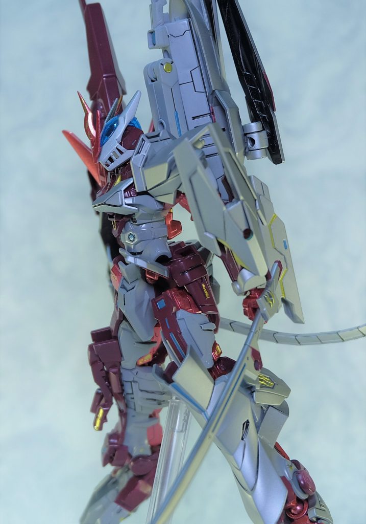 背部のバインダーに装備されている打刀
シンプルな兵装ながら、高速機動から繰り出される斬撃はそれこそが脅威である