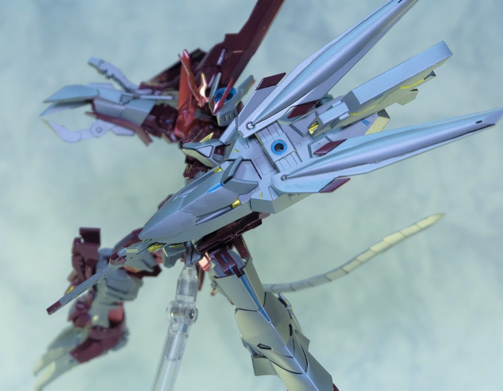 バインダーは腕部に装備し、シールドブースターとして使用可能。
この状態からとある必殺技を繰り出すことが可能。