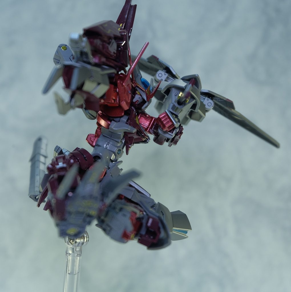 腕部のバーニアで機体を加速させ、脚部の爪を用いた一点突貫の蹴りこそ、この機体の必殺技である。
またの名を
「ラ〇ダーロケットドリルキック」