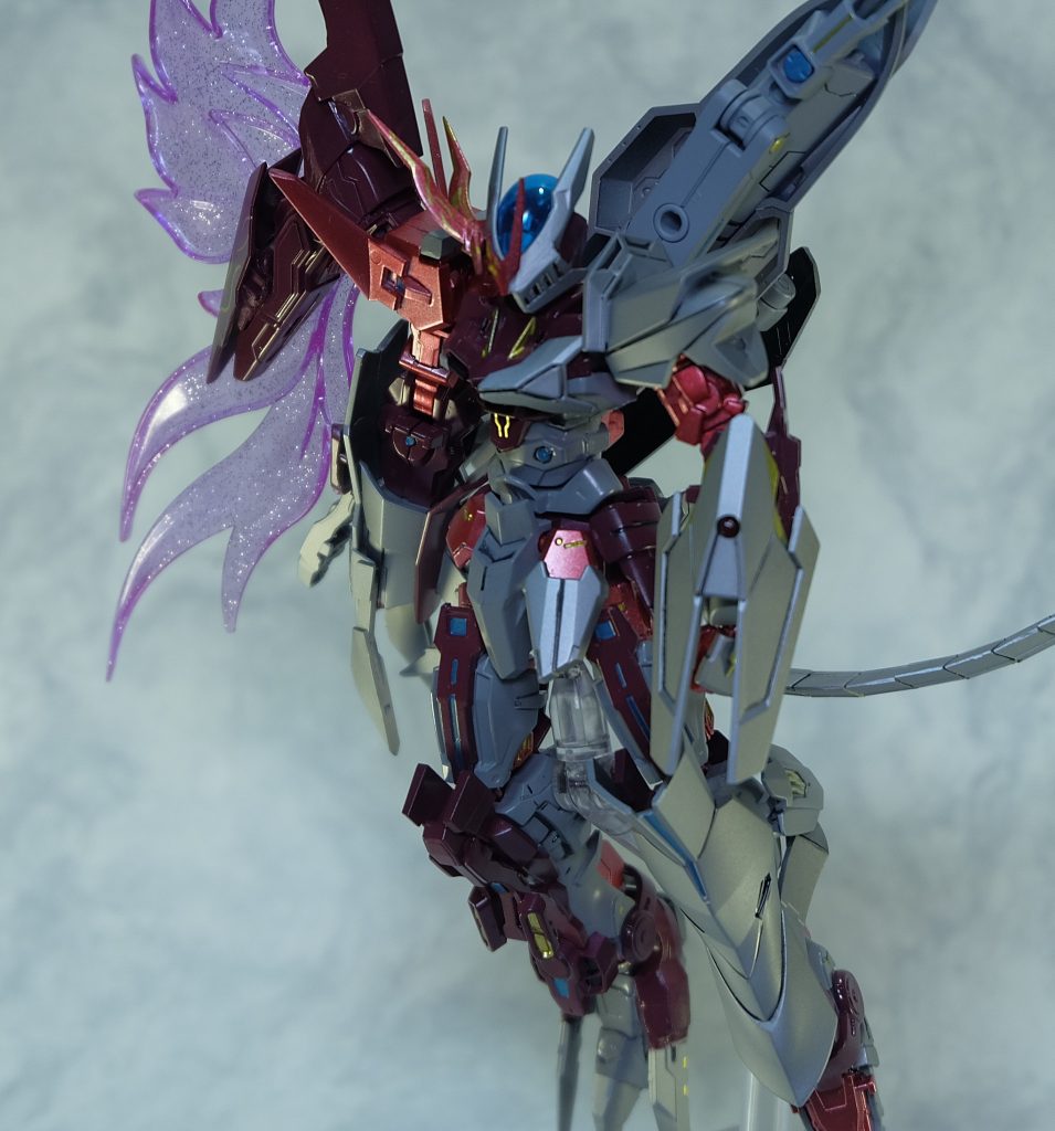 右肩からは光の翼を展開する。