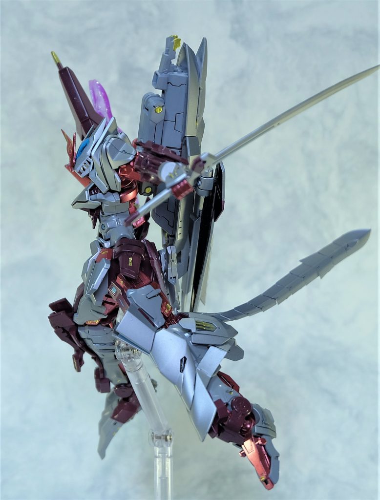 光の翼を展開し高速機動状態となる。