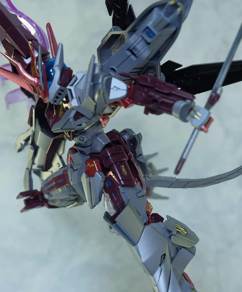 バインダーを翼のように展開し、双翼となる。