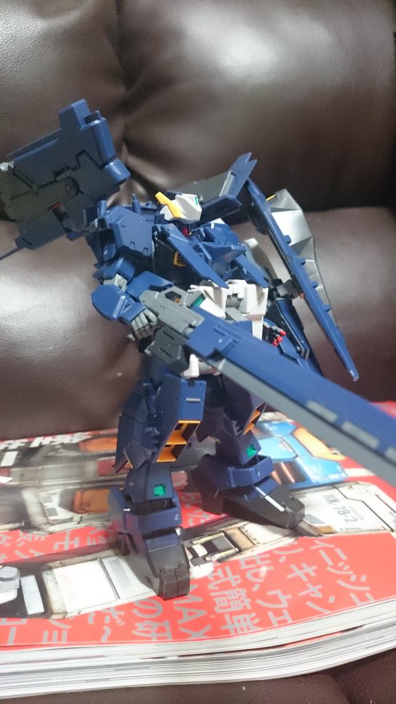 ウーム、このボリューム…愛用しているfigmaスタンドの細腕では耐えきれなんだ…今はまだスタンド無しで自立出来てるっスけど、そのうち関節がヘタレてきそう…つかもう撮影後半くらいから大分ヤバめ…