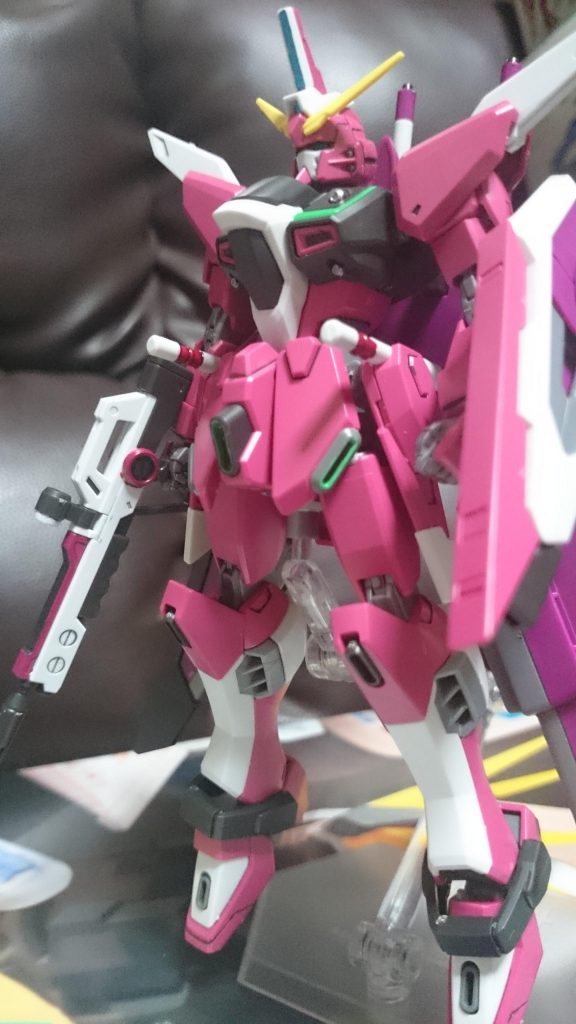 シールで補える部分はセンサー類(ビームライフル除く)と胸部ダクト、ビームライフルのレッドのライン、後シールドの▽くらいっスね。ビームライフルとビームサーベルのレッドはガンダムマーカーのシャアレッドで塗装っス

しかし、ジャスティスナイトで本体の色分けの凄さは大体把握してたっスけど、改めて見るとまたとんでもないっスねぇ。ファトゥムとか9割方分けられててちょいビビったっスよ