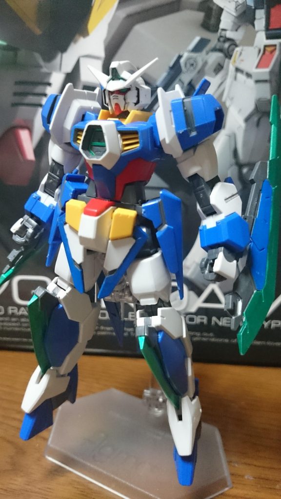 先ずはホビージャパンの付録のレイザーウェアから
・AGE-1レイザー
カンタンなスミ入れと部分塗装っス。
レイザーウェアはホワイトとブルーの成形色のみで、グレーとグリーンは全塗装、ブルーもフロント/リアアーマーとレイザーブレイドの部分は塗装が必要っス
またポリキャップに置き換えれるパーツは全てポリキャップを使用してるっス!