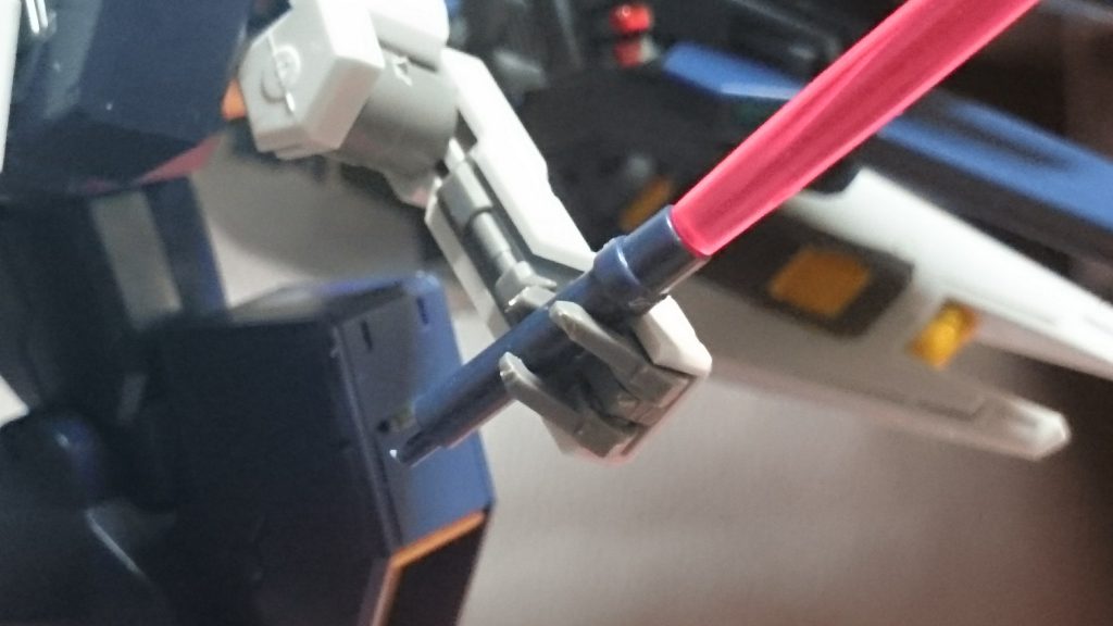 腰のサブアーム&ビームサーベルっス
サーベルは基本バックパックに一本、ジムよろしくな感じに刺さってるっス。ポロリひでぇけど。しかしまぁ、こんなごってごてだとサブアーム使わないとサーベルとか振り回せないよね…本体は随分前のキットなのに、ここまで再現出来るあたり、流石はバンダイ…恐ろしい子…!サーベルだけでなくライフルも持たせられるっス