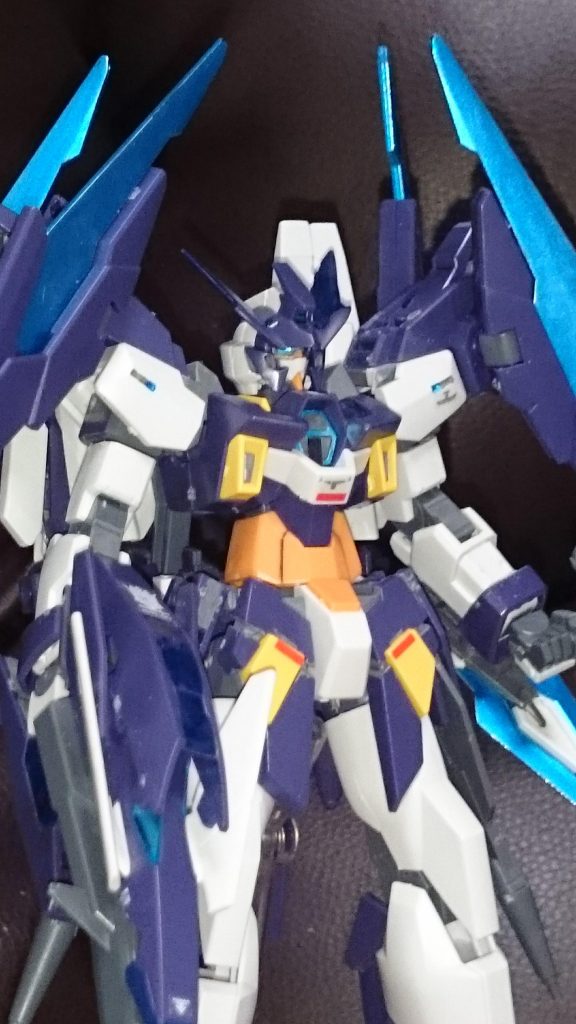 先ずはHGBDの方から。こちらMGの影響を色々と受けているっス
マグナムにSVパーツと余ったMGのデカールを足したものっス。MGのマグナムのクリアグリーンの部分がテストショットの段階で青みがかってたもので、それに惚れてツインアイ、胸のAマーク、シグルシールド、Fファンネルのグリーン、後細々した所をガンマカのメタリックブルーで塗装したっス。