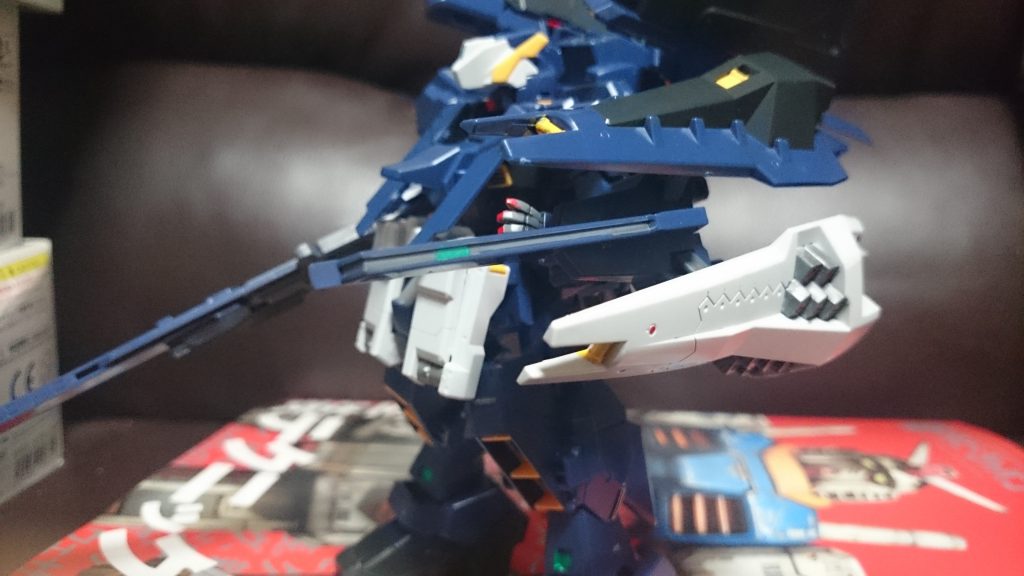 ノーズユニットとシールドブースター×2の組み合わせっス。肩と肘関節のヘタレが怖い…