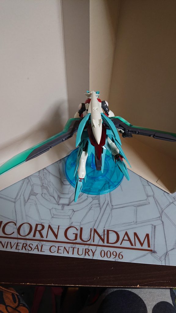 背面その2
GN粒子を展開して高速移動
GN粒子が緑色なのは擬似太陽炉ではなく粒子貯蔵タンクだからとか言ってみます