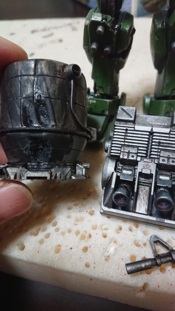 ジムスナの付属タンク。
タバコで爆撃による衝撃を再現。
パステル削ってスス表現してみました