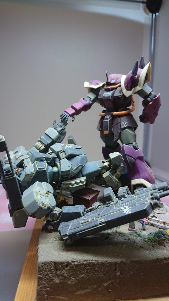 田舎町での戦闘。バス停を潰さないように踏ん張るジェスタさん