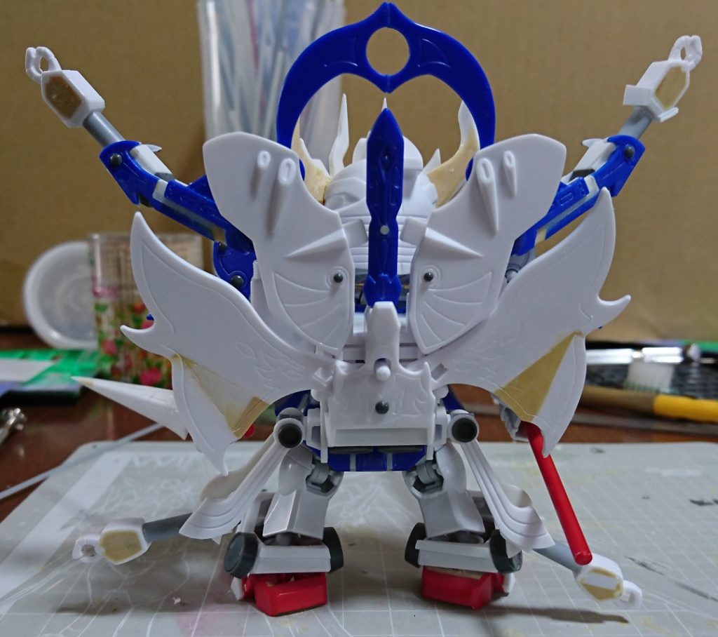 この角度ではわかりませんが、バックパックは厚みを2mmほど増してます。
後ろの羽飾りも大型化してみましたが、正面からだとあまり目立ちませんね…