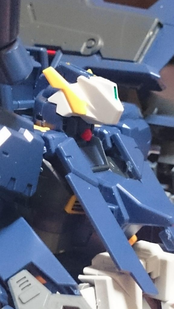 こちらアドバンスド・ヘイズルの頭部。ローアングルから覗き込むように見ないとツインアイは見えないっス。まぁそれでもホンのちょっとしか見えないっスけど。そして余剰パーツを使って……