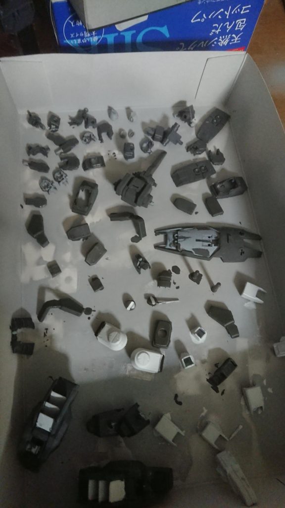 ここでは塗装段階ですが,一番骨が折れたのはやはりジムスナイパーⅡのところでヘイズルの下腿部との接続ですね
プラ板で調整するのに一ミリほど穴を縮めたり接続の確認などするのに少し骨が折れたとですwww