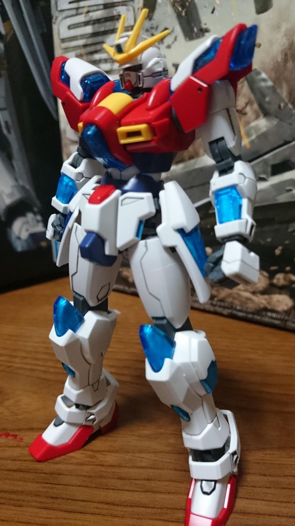 ・トライバーニングガンダム

以前投稿したビルドバーニングと同様にPP粒子の演出の為、全身のクリアパーツの裏には100均のラメ糊を使用してるっス。ビルドバーニングよりはラメがわかりやすくなってるかと。