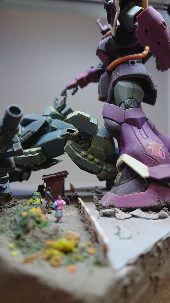 逃げ出す民間人。