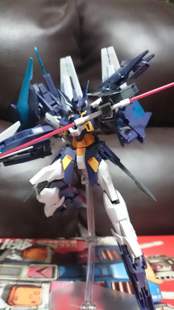 ビームサーベルっス。MGのビームサーベルが柄尻からもビームを発振出来ると知り、こちらも何か出来ないかと考えた所、単純にサーベル柄ふたつをくっつけたのを別途に用意したものっスね。いやホントに単純。