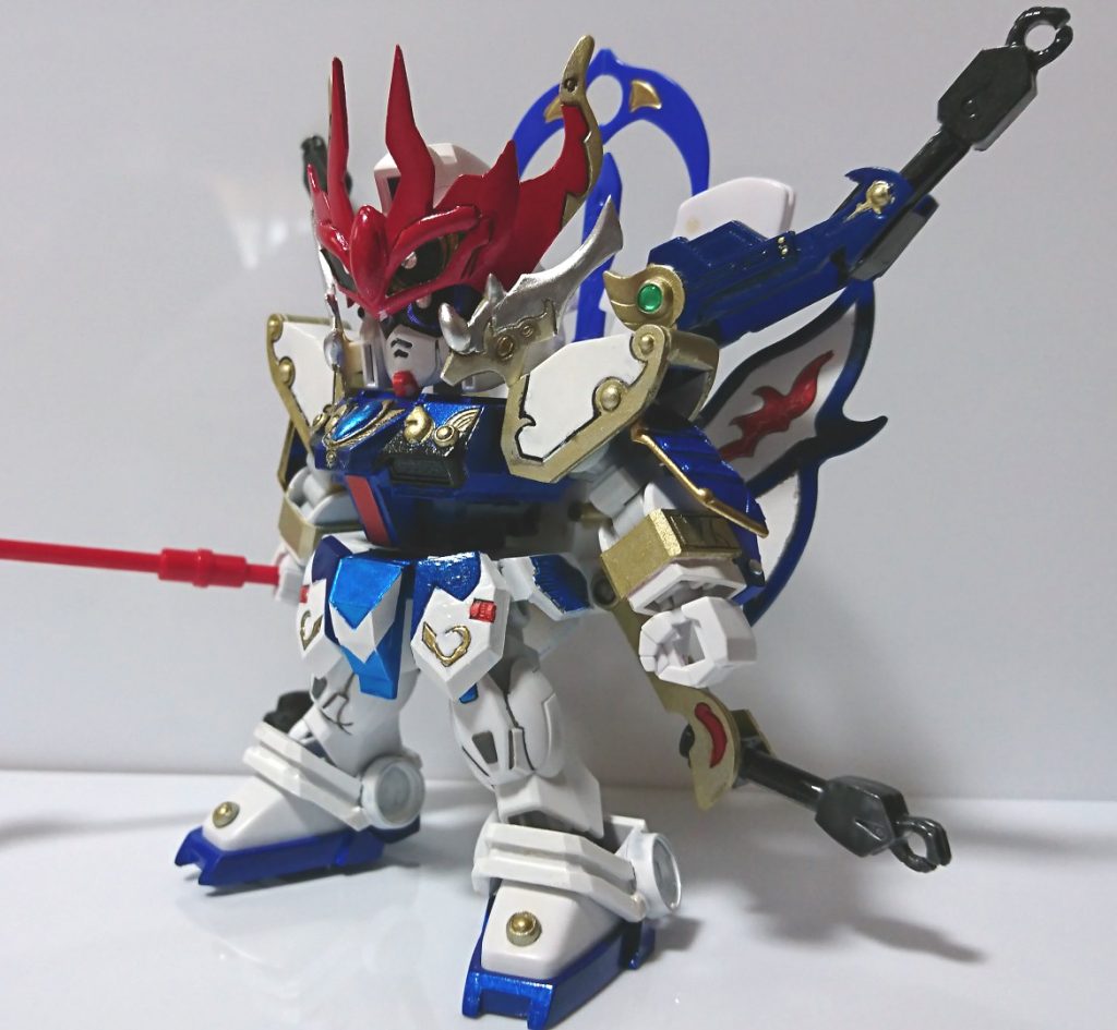 足はCSフレームのままだと長すぎ、逆にSDフレームだとフロントスカートが膝に干渉するため、足首のフレームパーツの底を削ってます。可動範囲は狭くなりますが、バランス的には好みになったかな、と。