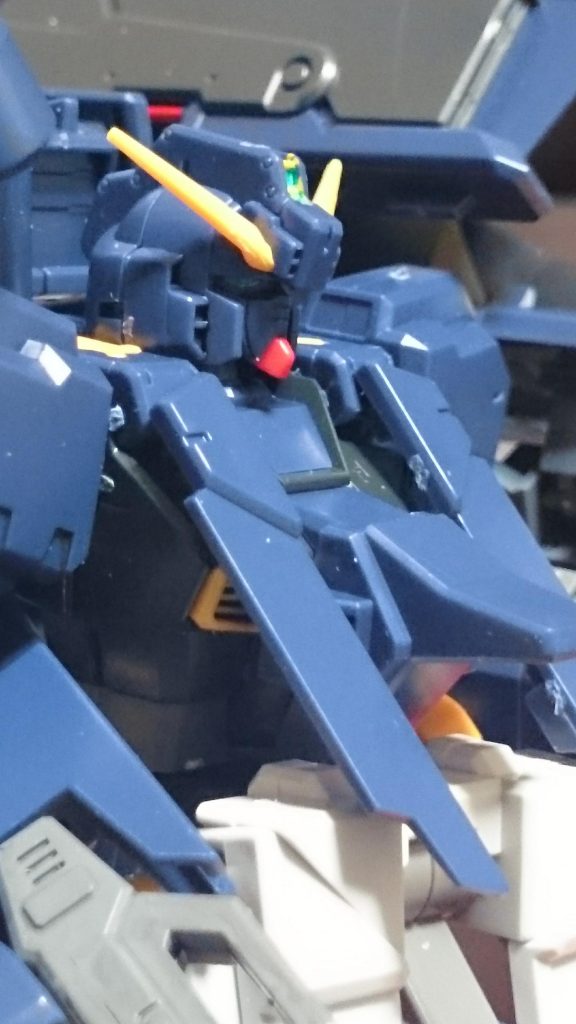 こんな風に2号機風に出来るっス。トサカのセンサーはガンマカのイエローとメタリックグリーンで塗装。最初は苦行かと思ったっスけど、今では撮影時のポロリの連続に比べりゃあ屁でもないっスね…