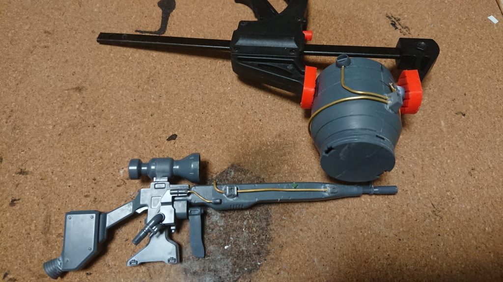 タンクは既存のパイプモールドを削って真鍮線に交換。
ロングライフルは銃身がツルツルだったのでこちらも真鍮線を追加