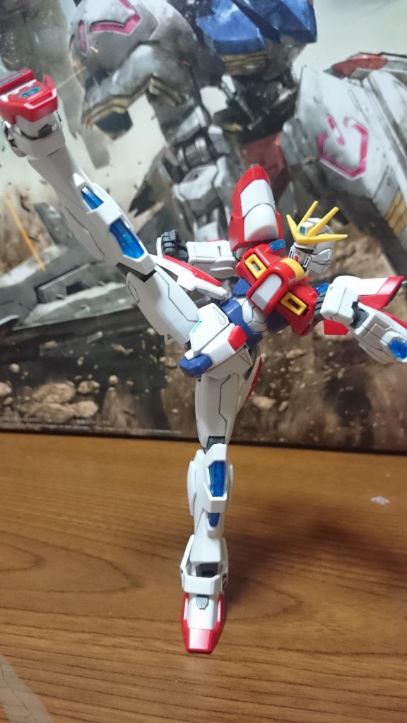 流石格闘機！劇中のポージングもスタンド無しで楽々と！
ちなみに足裏やフロント/リアアーマーのスラスターのような造形の部分にはPP粒子を意識してガンマカのメタブルーで塗装してるっス
あ、この画像ならわかるかな？右足のクリアパーツにうっすらラメが光るのが見えるっスよ