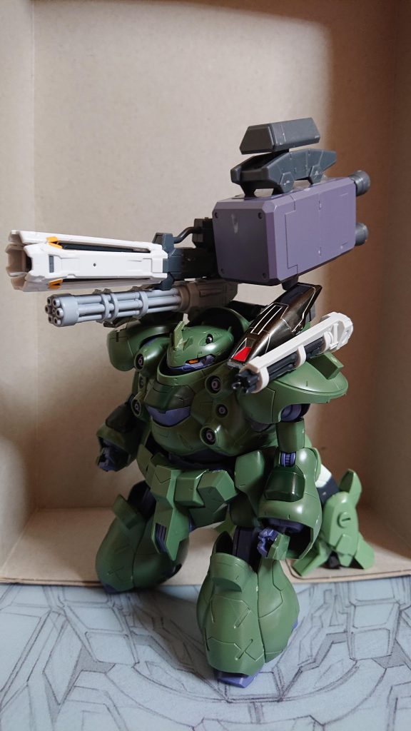 右肩のガトリングの上はレールガンのつもりです
鉄血世界にはビーム兵器似合わないかなと