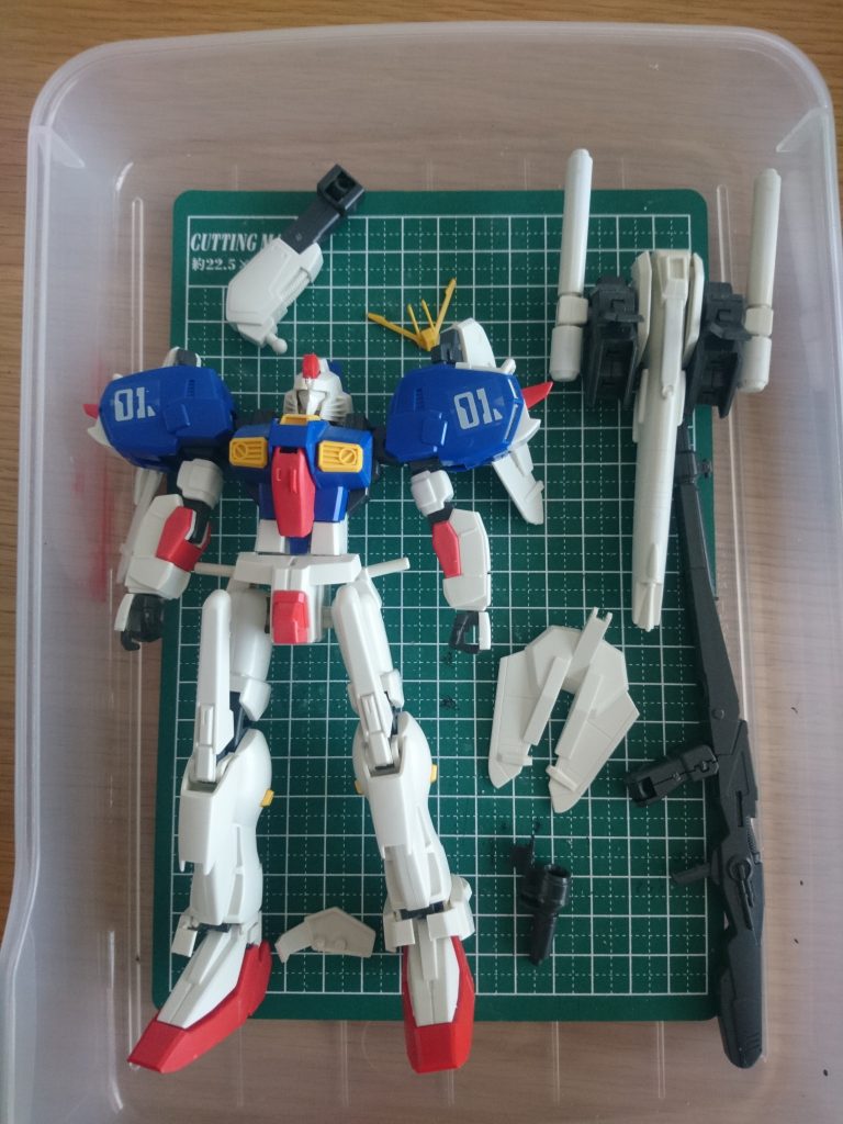 購入した時の状態です。
袋に入って500円以下で売られてました。
腕の横の、肩からぶら下がるシールドみたいなパーツ、腰部のビームライフル等一部パーツは欠品していました。さらに頭の角の接続部分は折れてました。
ゲート処理も甘く、経年劣化で白い部分が変色してたり、なかなか困った状態でした。