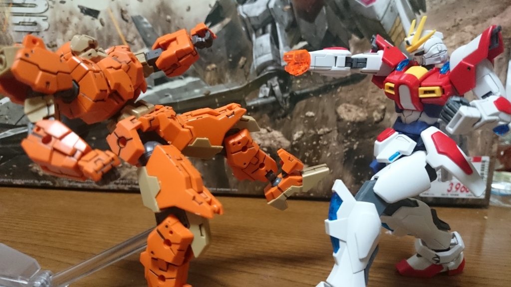 ここからは次元覇王流の技を使ったアクションっス。被害者……もとい、組手相手は30MMからラビオットくんが。近くにいたのがこいつくらいだったっス

・次元覇王流「聖拳突き」
エフェクトを取り付ける用の拳パーツはそのまま白熱化した拳に見立てても使えて便利っスね。クリアパーツだから細かい造形とかがわかりにくくなってるし