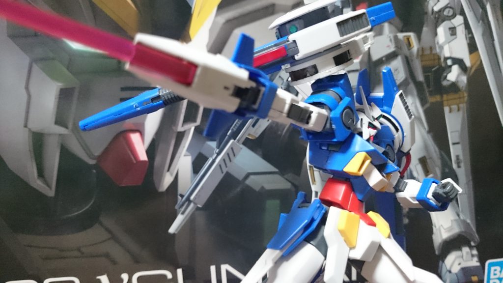 ・アルティメス・ビームサーベル
ビームガンとしても使用可能なビームサーベル。ストライダー形態ではAGE-2ノーマルのハイパードッズライフル同様に胸のAマーク部分とドッキング、機首となるっス!