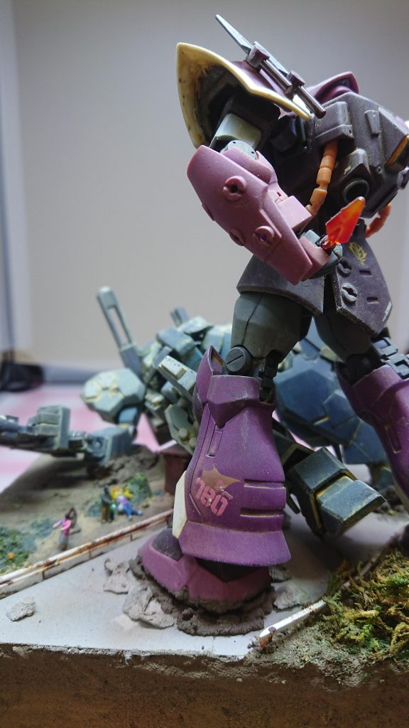 武器を背に隠し、手を差し伸べるイフリートさん
口に出さずとも同じ思いの２体。
民間人を巻き込んではならない。