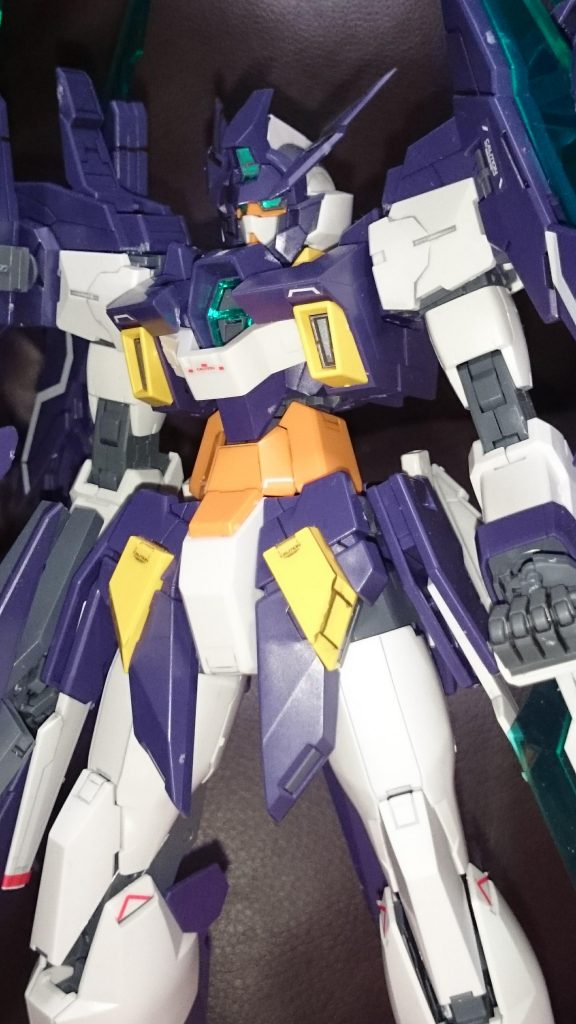 次いでMG
こちらはスミ入れ&部分塗装くらいっスね。MG AGE-2やHGビギニングのようにツインアイの黒い部分に機械的モールドがあると黒ではなくグレーで塗りたくなる。というか基本グレーで塗ってるっス。ホイルシールを使う場合でもシールの黒い部分を爪楊枝でグレーに塗りつぶしてるっス。頭部カメラも「日」の字のようなモールドになってるからなぞるようにグレーっス。