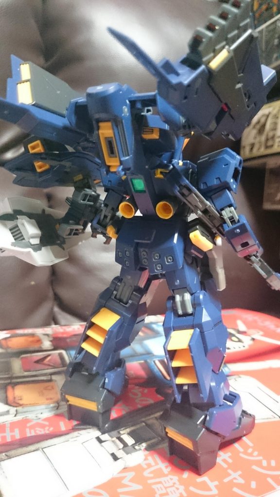 背面。バーニア内部や一部スラスター等をガンマカのグレー、イエロー、ブラックで塗装っス。……この情報量…これだけでも組んだ甲斐があるというもの…たまんないっスねぇ
