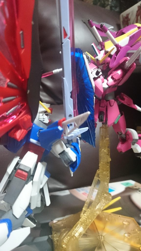 デスティニーと。
この手で殺したと思った二人が新しい機体で目の前に戻ってくるんだから、シンからしたらたまったモンじゃあないっスよね…