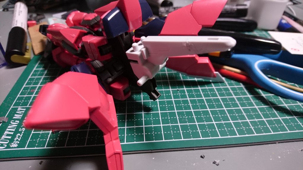 エールストライカー装着方法
プラ四角棒に穴を開けてエールストライカーに装着
これをイージスの元々ある棒ジョイントに差し込む簡単装着