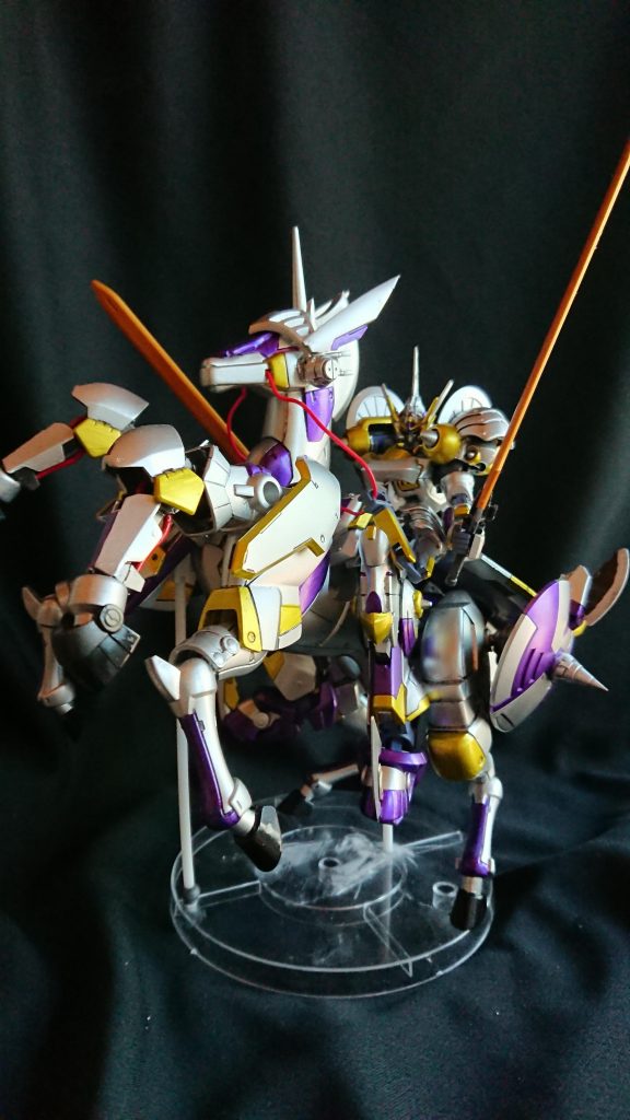 シルバリオンのシールドに搭載された大型のナイトソードを装備