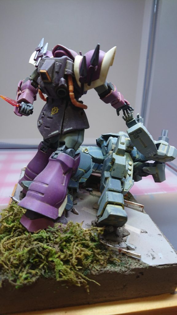 別角度から。ウェザリングがちょっと中途半端でしたね。
手前の木々も、もっと森っぽくしたかったなぁ