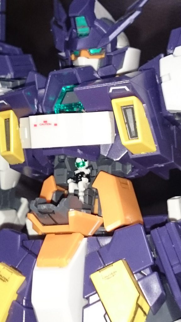 コクピットハッチオープン！フェチな自分にはたまらん部分っス！中の人はAGE-2からの流用でスーパーパイロット君なので青色を黒に変えてチャンプっぽく。ちょっと開けにくいっスけど、コツを掴んで慣れたらもうそこまで苦ではないっス。慣れない以前はちょっとストレス溜まりかけたっス…