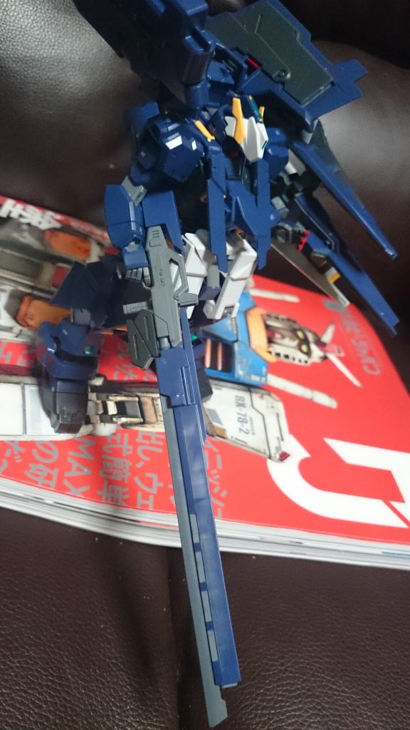 ロングブレードライフル。ヘイズルのライフルがフルドドのパーツと合体して随分な長物になったっス。先端のブレードは差し替えで飛び出した状態を再現可能。塗装してる分ブレードの取り外しに最新の注意をしなければ…銃身がポキッと逝きかねないっス…(gkbr
ライフル本体はマガジンを除きガンマカのグレーとメタリックグリーン(センサー部分)で塗装っス