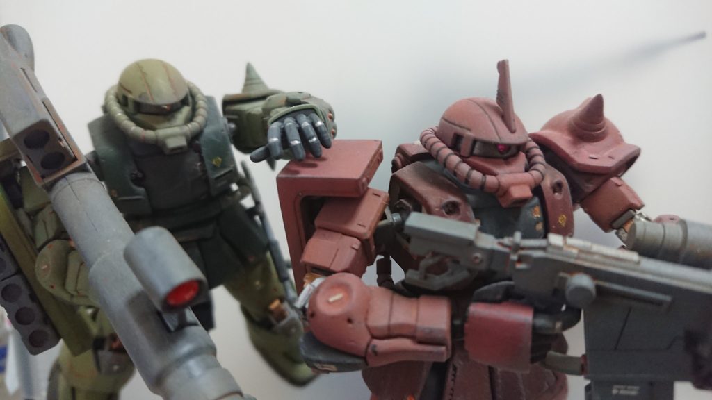 たいしてアピールでもないけど、スミイレとかチッピング程度にとどめておきました。
アニメでも戦争初期だし、ボロボロの機体は違うかな？って。
目はネイルに使うであろう、ちっちゃいキラキラしたやつです。