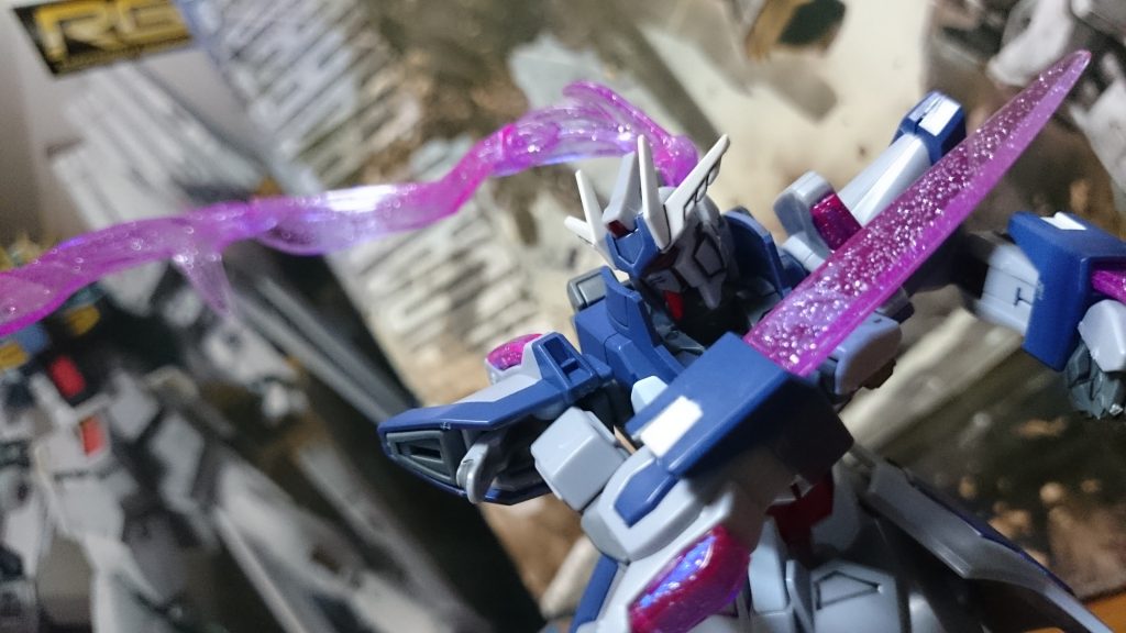 ・ビームソード

本機唯一といえるであろう武器っス。

また後頭部からは頭髪を彷彿とさせる粒子エフェクトが生えてるっス。2ヶ所ある軸を回転させることで、角度をある程度変更することが出来るっス