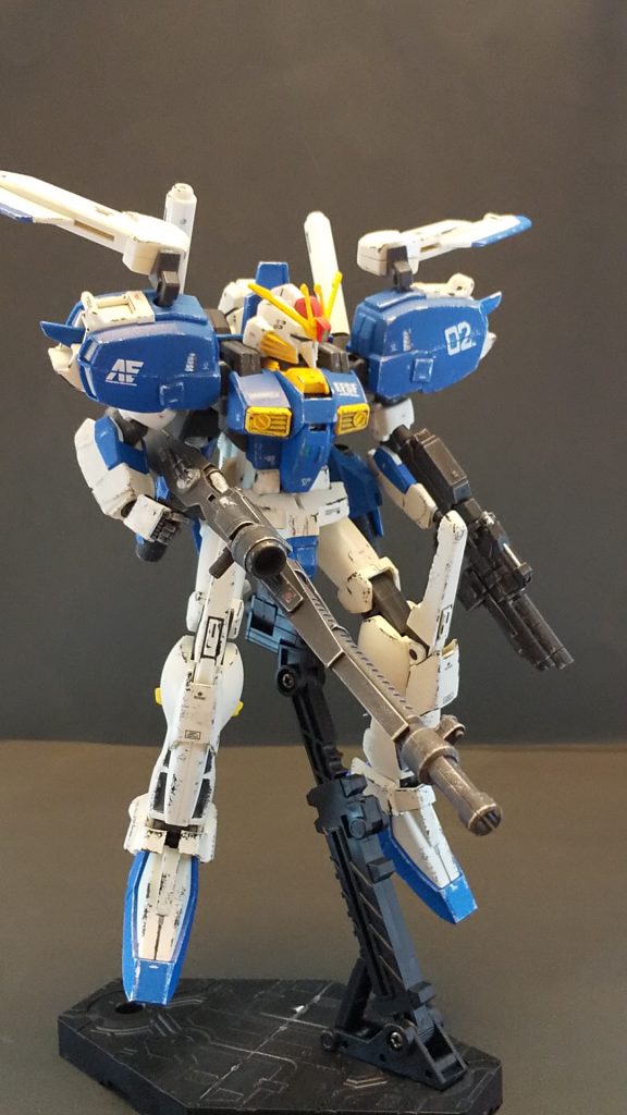 正面右から。
右手には付属のスマートガン、左手はガンダムベースのシステムウェポンキット3から、ショートバレルタイプのビームライフルを装備してます。