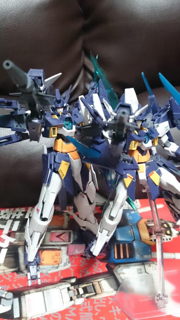 マグナム親子の一斉射！正直ね…MGはポロリもあるんだけど(恐らく個体差で自分がとても酷いのを引いちゃった。これのお陰で変形もままならぬ)、それ以上にハイパードッズライフルマグナムの保持が…主に肩がね…撮影の際、何度腕が下に下がったり、腕ごと下に落っこちたことか…