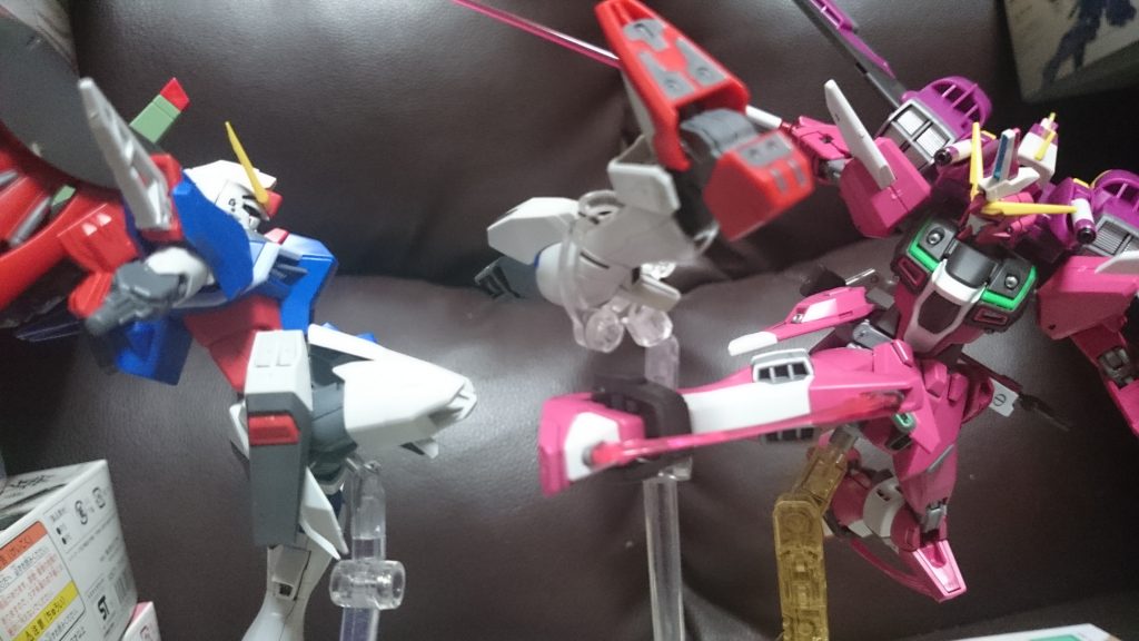 例のシーン。パケ絵でも腕を切断され、右足を蹴(斬)られる直前のデスティニーの姿が…えぐっ

しかし、インジャって全身ビーム凶器マシンっスよね…
ビームライフルに、ビームサーベル×2、足にグリフォン×2、シールドにブーメランとビームシールド、リフターにもグリフォン×2に、ビーム砲×2門……計11箇所…何を思ってこんなにビーム載せたし…