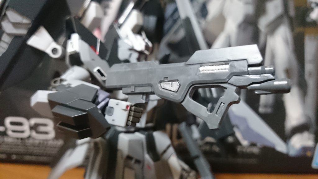 ・インフラックスマシンガン
BF本編で三代目メイジンとなったタツヤがケンプファーアメイジングで使ってたものの原型武器っス。こちらケンプファーアメイジングにも持たせることが可能っス。というか、ケンプファーの銃持ち手にぴったりっス。
……ただ、アンテナ等の新規パーツたちのランナーに放り込まれてるので、未塗装だと白一色…全塗装が必要っス